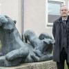 Von der Bundespolizei zur Bundeswehr: Der evangelische Militärpfarrer Jochen Fiedler mit der bayerischen Löwenmutter vor dem Stabsgebäude der 10. Panzerdivision in Veitshöchheim.