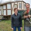 Hühner müssen zur Zeit im Hühnerhaus bleiben und dürfen nicht im Freien picken. Nur für ein Foto zeigt Landwirt Christian Hahn mit Lebensgefährtin Melanie Steinmetzer einen Hahn aus eigener Zucht.