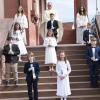 Die Kommunionkinder mit Pfarrer Stefan Redelberger und den Ministranten stellen sich zum Erinnerungsfoto und lächeln für den Kameramann des Bayerischen Rundfunks.