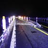 Ein unbekannter Unfallverursacher fuhr mit seinem Fahrzeug frontal auf einen Fahrbahnteiler auf und beschädigte in der Folge mehrere Betonschutzteile und sogenannte Mini-Guards.