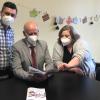 Sandra Hartinger und Thomas Zettelmeier haben den Ratgeber für Seniorinnen und Senioren der Gemeinde Knetzgau erstellt und präsentieren Bürgermeister Stefan Paulus (Mitte) die Broschüre.