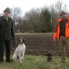 Die Aufnahme entstand in der Gemarkung "Rosengarten" und zeigt Rainer Rockenstein (links) und seinen Nachfolger Thomas Schmidt (rechts). Auch die vierbeinigen Jagdbegleiter der beiden Jäger wollten mit aufs Gruppenfoto.