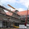 Fensterbau und Fassade bestimmen derzeit die Baustelle des Retzbacher Kindergartens. Der Gemeinderat vergab bereits Aufträge für den Innenausbau. Das Großprojekt mit 3,5 Millionen Euro Ausgaben (inklusive Rückbau des Ausweichkindergartens) liegt im Kosten- und im Zeitplan. 