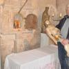 Werner Wietschorke bringt den Corpus Jesu Christi in den ehemaligen Altarraum, wo das Heilige Grab ab Karfreitag aufgebaut ist.