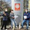 Paula Markus (links), Malteser Schulsanitäterin am Matthias-Grünewald-Gymnasium, und Christian Oeding, Leiter des Malteser Schulsanitätsdienstes in Würzburg, (rechts) übergaben Martina Mirus vom Caritas Seniorenzentrum St.-Thekla bunte Ostergrüße für die Bewohnerinnen und Bewohner.