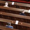 Gottesdienstbesucher sitzen in der Hamburger Hauptkirche St. Michaelis im coronabedingten Sicherheitsabstand zueinander. (Symbolbild)