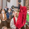 Gläubige aus 140 Haushalten besuchten im Würzburger Kiliansdom die Karfreitagsliturgie vom Leiden und Sterben Jesu Christi. Pandemiebedingt war die Zahl der Besucher begrenzt. In den traditionellen Großen Fürbitten wurde wegen der Corona-Pandemie eine zusätzliche Fürbitte für alle Menschen eingefügt, die Verlust, Krankheit und Tod erfahren mussten. Für die musikalische Gestaltung war ein Ensemble der Domsingknaben unter Leitung von Domkapellmeister Christian Schmid verantwortlich. Das Foto zeigt Bischof Franz Jung auf dem Weg zur Kreuzverehrung. (kup)