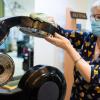Innungsobermeisterin Margit Rosentritt reinigt einen  so genannten "Hairmaster". Seit 1. März dürfen die Friseure wieder Kunden empfangen. 