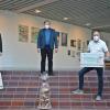 Spendenübergabe in der FrankenTherme in Bad Königshofen. Unser Bild zeigt von links von vorne nach hinten: Ute Husslein, Christa Anding, Uwe Köhler, Bürgermeister Thomas Helbling und Kurdirektor Werner Angermüller und natürlich den großen Schokonikolaus, ebenfalls mit Mund-Nasenschutz Maske.