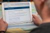 Seit Anfang Januar ist das neue Online-Portal www.impfzentren.bayern in Kraft, über das sich Impfwillige auf die Warteliste für einen Impftermin setzen lassen können. Seit Anfang Januar ist das neue Online-Portal www.impfzentren.bayern in Kraft, über das sich Impfwillige auf die Warteliste für einen Impftermin setzen lassen können.