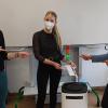 Im Bild (von links): Lilia Möller (Lehrerin). Lea Östreicher (Studentin) und Isabelle Kister testen die neuen Geräte.