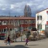 Mit der früheren Grundschule und dem Neubau für die beiden Kleinkindgruppen (rechts im Bild) soll in Sommerhausen künftig genügend Platz für die Kinderbetreuung (bis sechs Jahre) geschaffen werden.
