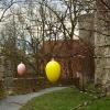 Ein paar Eier hängen schon: An der Stadtmauer in Mellrichstadt entsteht ein Osterweg, den Kinder mit selbst gestaltetem Osterschmuck ausstatten können.