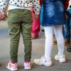 Symbolfoto: Kinder im Kindergartenalter stehen nebeneinander und halten sich an den Händen.