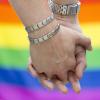 Zwei Männer halten sich an den Händen (Symbolfoto). Die katholische Kirche verweigert homosexuellen Paaren den kirchlichen Segen.  