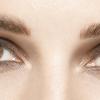 Statt 15 Mal pro Minute klimpern die Wimpern bei Computer-Arbeitern nur vier Mal. Für die Versorgung des Auges mit Tränenflüssigkeit ist das schlecht. Statt 15 Mal pro Minute klimpern die Wimpern bei Computer-Arbeitern nur vier Mal. Für die Versorgung des Auges mit Tränenflüssigkeit ist das schlecht.