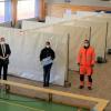 Haben letzte Details zur Öffnung der Corona-Schnelltest-Stelle in Waldbrunn besprochen (von links): Landrat Thomas Eberth, Katja Lutz vom Testmanagement am Landratsamt Würzburg, Bauhofleiter Florian Fella und Bürgermeister Markus Haberstumpf.