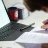 Kinder im Grundschulalter sollten nicht länger als eine Stunde täglich am Computer sitzen. Im Distanzunterricht während des Lockdown müssen die Schüler aber stundenlang auf den Schirm starren. Kinder im Grundschulalter sollten nicht länger als eine Stunde täglich am Computer sitzen. Im Distanzunterricht während des Lockdown müssen die Schüler aber stundenlang auf den Schirm starren.