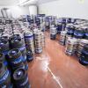 Auch in Unterfranken stapelt sich bei vielen Brauereien das Bier im Kühlhaus. Bayerns Wirtschaftsminister Aiwanger fordert Corona-Hilfe aus Berlin. Eine eigene Unterstützung des Freistaats lehnt er dagegen ab. 