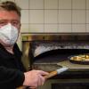  Udo Geyer an seinem Pizzaofen im "Genuss 67" im Sportheim Euerbach. 
