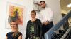 Christina Bräutigam, Gerti Gerlach und Jakob Rinkewitz freuen sich über die gelungene Symbiose von Kunst und IT in den Räumen des Sennfelder Unternehmens VINTIN.