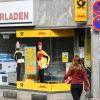 Pakete, die nicht zugestellt werden können, werden für gewöhnlich in den Postfilialen zur Abholung bereit gelegt, wie hier in Grombühl.