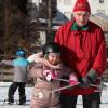Von Beginn an aktiv dabei und immer noch mit 83 Jahren am Skihang in Neuschleichach: Der langjährige Zweite Vorsitzende Alfons Neeb gibt Urenkelin Zoe Tipps zum Skifahren.