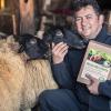 Klaus Keidel aus der Hessischen Rhön ist einer der Schäfer, deren Wolle künftig in Form von Düngepellets zu haben ist.