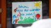 Ein Bild, wie es vielleicht auch im Eingang anderer Kindergärten im Landkreis Rhön-Grabfeld zu sehen sein wird, wenn die Einrichtungen am Montag nach über zweimonatiger Schließung wieder öffnen. 