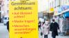 Längst ein gewohntes Bild: Hinweise auf Corona-Schutzmaßnahmen in der Würzburger Innenstadt. 