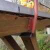Die Geh- und Radwegbrücke über die K 2877 zwischen Stuppach und Lustbronn muss wegen massiver Schäden am Hauptträger zurückgebaut werden. In großen Bereichen des Bauwerkes haben sich holzzerstörende Pilze angesiedelt.