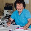 Edith Müller an ihrem Schreibtisch zu Hause beim Erstellen von Chronikartikeln