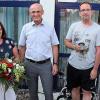 Drei Mitarbeiter, die sich um den Kreisverband Haßberge des Roten Kreuzes verdient gemacht haben, sind beim Sommerfest geehrt bzw. verabschiedet worden. Während Dieter Schüler (rechts) sein 40-jähriges Dienstjubiläum feierte, wurden Doris Fößel (2. von links) in den Ruhestand und Stefan Karg (2. von rechts) in die unbefristete Erwerbsunfähigkeitsrente verabschiedet. BRK-Kreisgeschäftsführer Dieter Greger (links) und Vorsitzender Wilhelm Schneider (Mitte) dankten den Mitarbeitern und überreichten Geschenke.