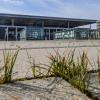 2011 sollte der neue Hauptstadtflughafen ursprünglich eröffnet werden. Inzwischen wächst schon Gras auf dem Vorplatz des Terminals.