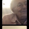 Oma Berta Drescher und ihr Enkel Laurenz sprechen mit Redakteurin Susanne Wiedemann über   facetime über Kontakthalten in Corona-Zeiten.