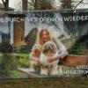 "Halte durch, wir öffnen wieder" beziehungsweise "Halte durch, wir spielen wieder", heißt es auf den Plakaten der Karlstadter Stadtmarketing GmbH, die an fünf verschiedenen Standorten aufgestellt wurden. Links beim Aufstellen  Susi Keller, rechts Tina und Jürgen Müller.