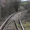 Entscheidung, ob die Strecke der Steigerwaldbahn entwidmet wird, ist weiter offen. Das Foto vom Mai 2020 zeigt den Schienenstrang der Trasse nahe der Eisenbahnbrücke in Stadelschwarzach.