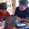 Der angehende Erzieher Markus Düring begleitet in seinem Praktikum den achtjährigen Lorenz unter anderem beim Homeschooling. Vom Tragen eines Mund-Nase-Schutzes hat ihn die Familie befreit.