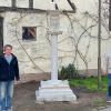 Bürgermeister Alfons Hartlieb (rechts) bedankte sich im Namen der Gemeinde bei Bildhauer Andreas Klesse (links) für den Bildstock, den dieser der Gemeinde zum Geschenk gemacht hatte. Bürgermeister Alfons Hartlieb (rechts) bedankte sich im Namen der Gemeinde bei Bildhauer Andreas Klesse (links) für den Bildstock, den dieser der Gemeinde zum Geschenk gemacht hatte.