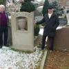 Der ehemalige Grabstein der Apotheker-Familie Löwenfelder wird nach seiner Restaurierung wieder für 25 Jahre genutzt. Über die gelungene Wiederherstellung freuen sich (von links) Herbert Friederich und Georg Gurrath vom Förderverein und Kreisheimatpfleger a. D. Dr. Hans Bauer und Dr. Heiner Pfeiffer, beide vom Lions-Club Kitzingen, der die Sanierung mit einer Spende unterstützt hat.