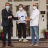 Zum zweiten Mal erhielten Carola und Oliver Schulz vom Restaurant Hotel Alexa in Bad Mergentheim das Gütesiegel "Taubertal – kulinarisch erleben" des Tourismusverbands "Liebliches Taubertal" zuerkannt. Dazu gratulierte Geschäftsführer Jochen Müssig (links) und überreichte die Urkunde.