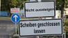 Aussteigen nicht erwünscht: Schilder auf der Corona-Teststrecke in Marktheidenfeld.