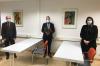 Bei der Verabschiedung seiner Vorgängerin Dr. Hildrun Schättin war Dr. Mathias Fritz (Mitte) mit dabei und wurde von Dr. Vera Antonia Büchner (rechts) und Landrat Wilhelm Schneider (links) als neuer Chefarzt der Viszeral- und Unfallchirurgie am Haus Haßfurt der Haßberg-Kliniken begrüßt.