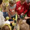 Die Leckereien direkt aus Bienenwabe begeisterten die jungen Besucher.