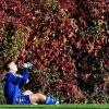 Nach einem Zweikampf und der nötigen Behandlung entspannt sich am Spielfeldrand Bastian Funke von der SG Stockheim I/Bastheim/Reyersbach II/Ostheim II/Willmars I mit einem Schluck Wasser. Von der herbstlichen Stimmung im Hintergrund nimmt er kaum Notiz.