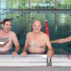 Zogen blank: Oberbürgermeister Christian Schuchardt, Alt-Landrat Eberhard Nuß und Landrat Thomas Eberth (von links) haben Anzug und Krawatte ausgezogen, um das neue Schulschwimmbad selbst auszuprobieren. 