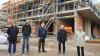 In einem Jahr sollen hier die Kinder spielen. Patrick Fischer von der Stadt Kitzingen, Kindergartenleiter Michael Radtke, Pfarrer Gerhard Spöckl, Architekt Reinhold Jäcklein und Christian Stegmann, der Vorsitzende des Trägervereins, freuen sich über den Fortschritt der Bauarbeiten in der Glauberstraße.
