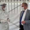 Danke sagt Landrat Thomas Eberth (rechts) an die Belegschaft am Corona-Testzentrum auf der Würzburger Talavera. Auch Professor Dr. August Stich (links) legt selbst vor Ort Hand an und unterstützt damit das Gesundheitsamt sowie das Testteam.