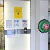 Ein Defibrillator wurde im Eingangsbereich der Raiffeisenbank montiert.