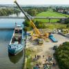 Vom Mainufer in Grafenrheinfeld wurden zwei Schaeffler-Schleifmaschinen mit einem 750 Tonnen Kran auf ein Binnenschiff geladen.